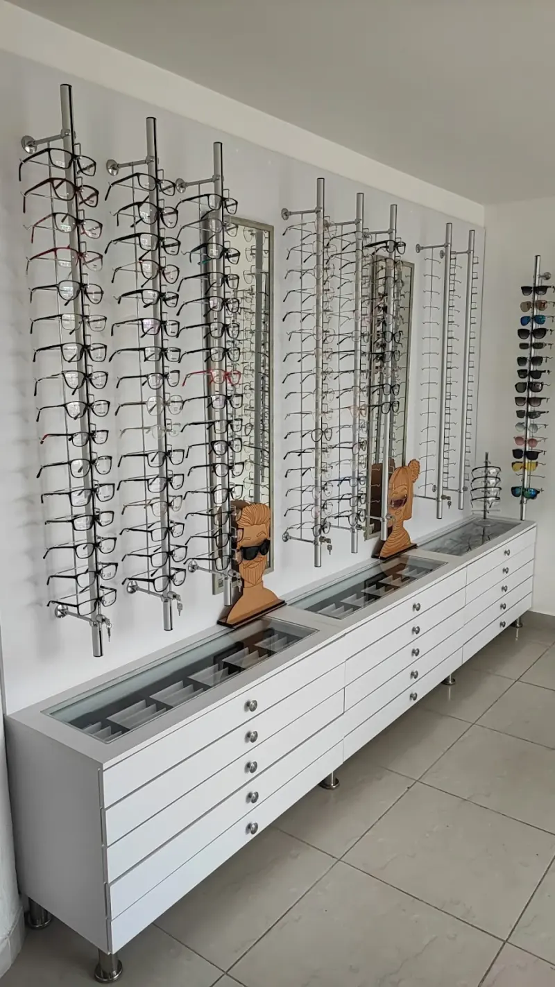 Exhibición de monturas en Óptica Milap, Popayán