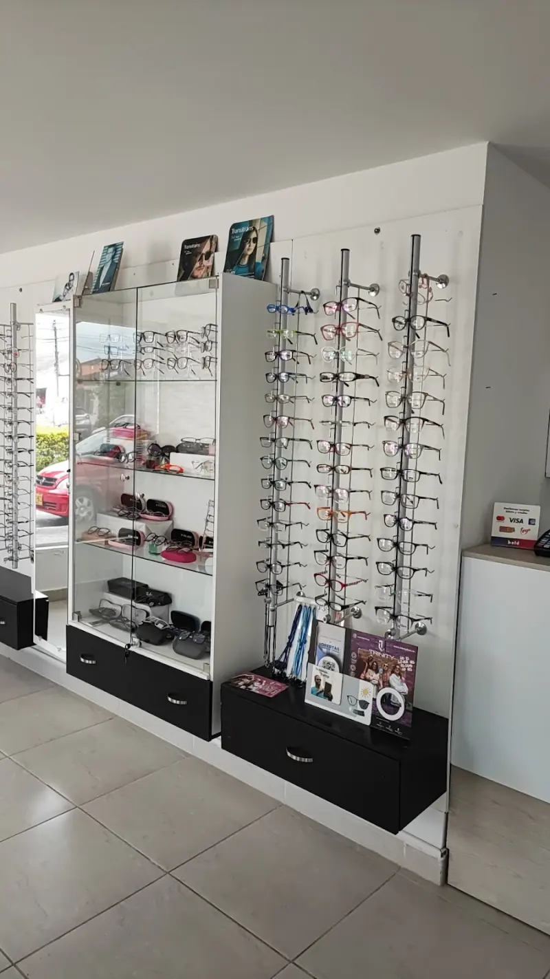 Vitrina de gafas de sol y monturas en Óptica Milap